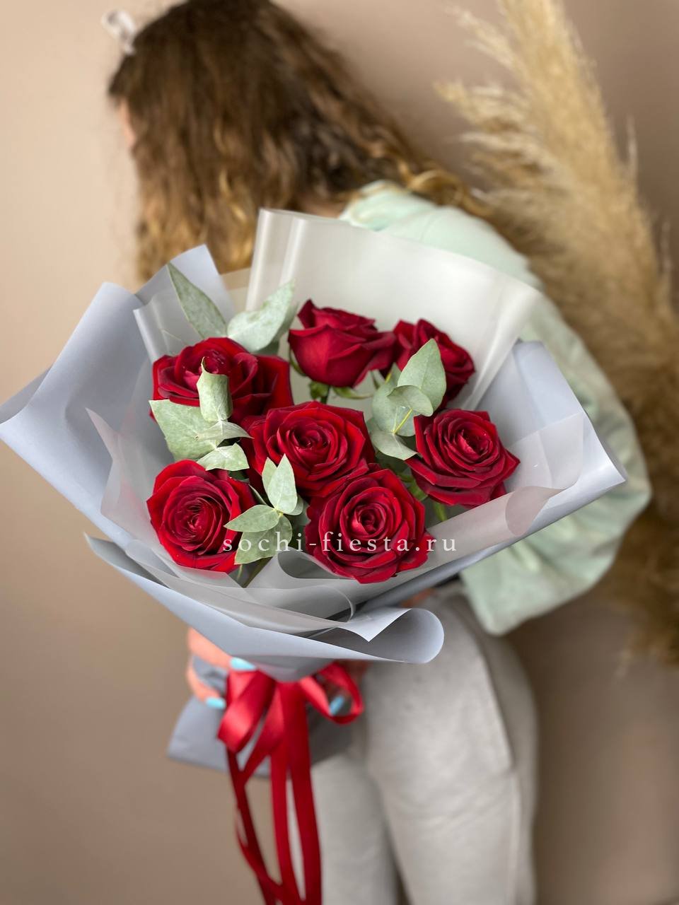 весенняя витрина флористической студии в Иваново с тюльпанами и ранункулюсами