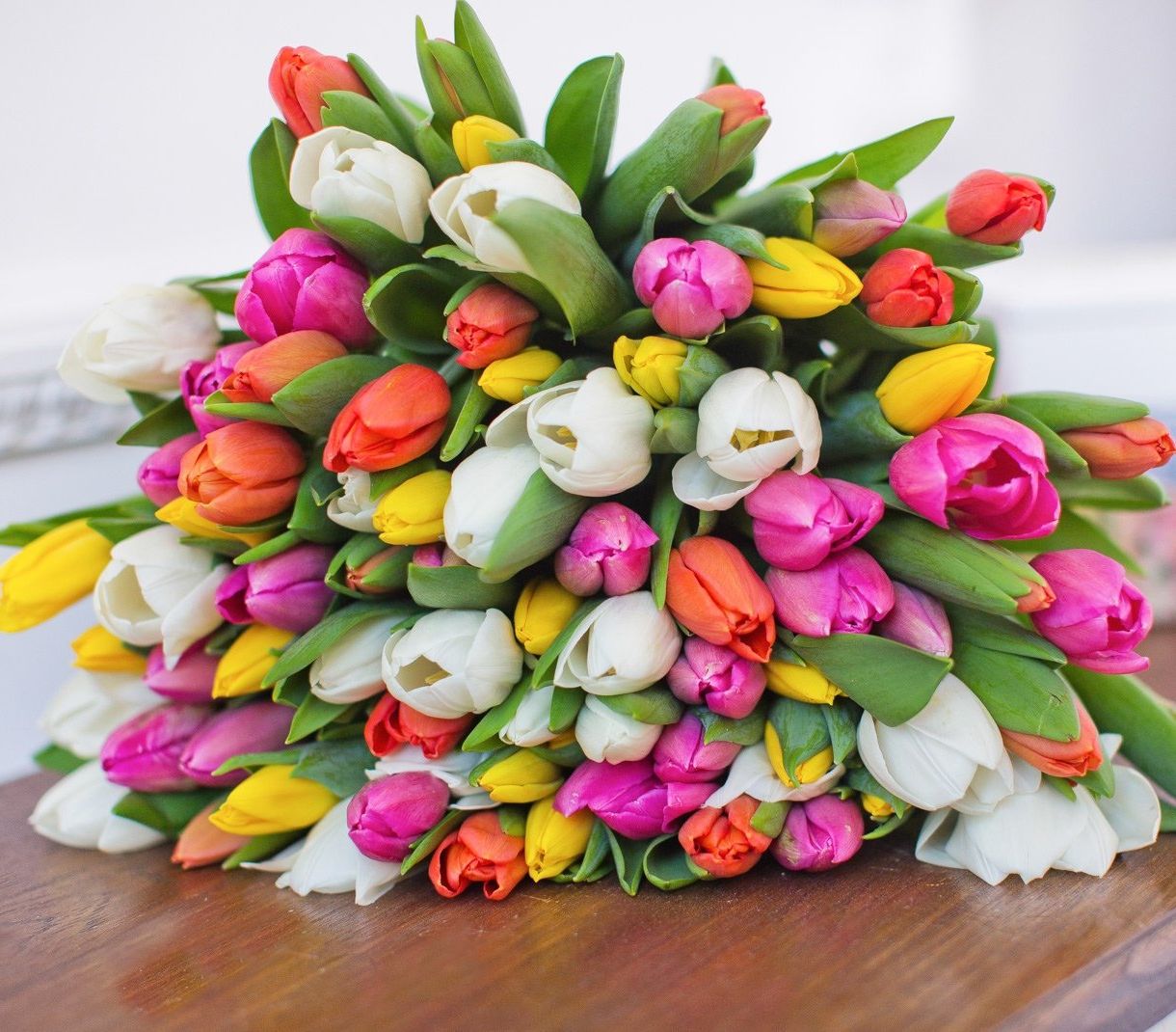 корпоративная композиция с розами и хризантемами для офиса в Иваново