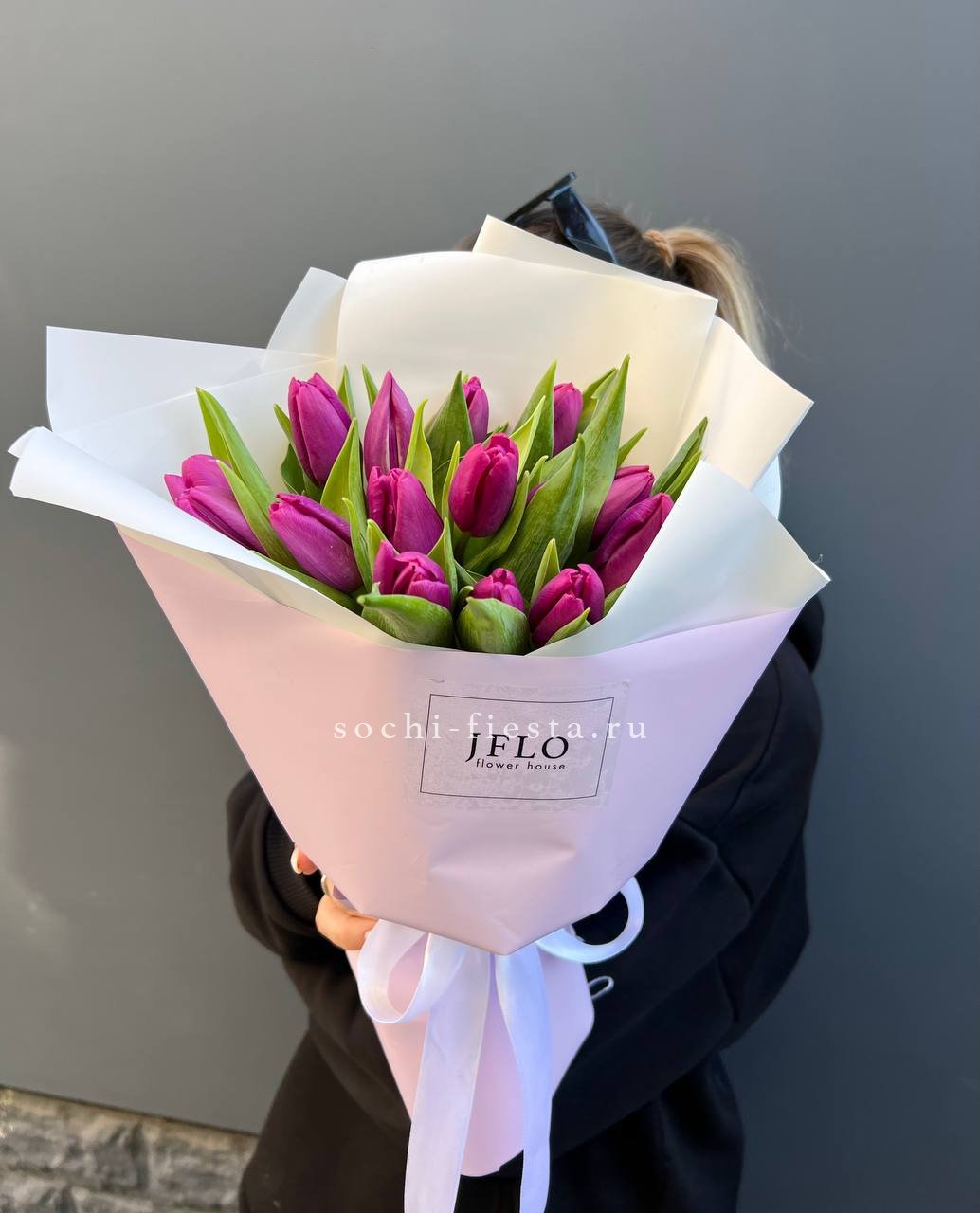 видовой каталог с розами и пионами в студии флористики в Иваново