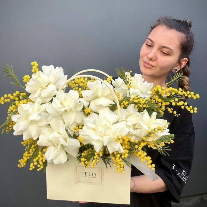 Французские Розы и мимоза  в сумочке  в Иваново