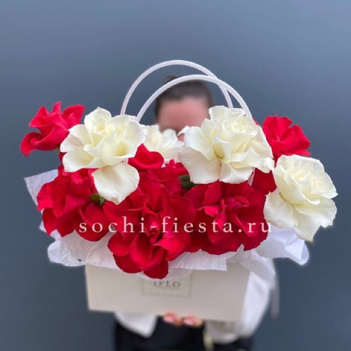 Сумочка  красных и белых роз в Иваново