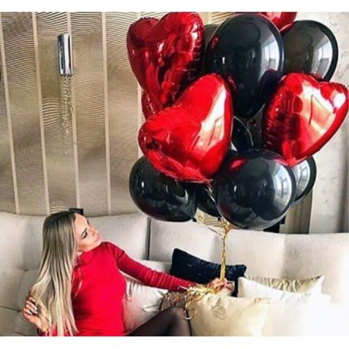 Фонтан из красных сердец с чёрными шарами  в Иваново