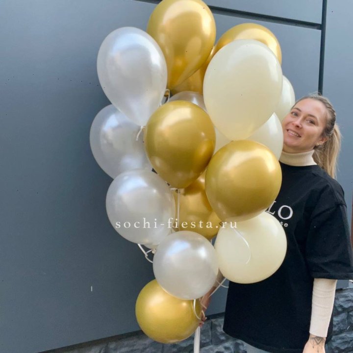 Облако шаров из белого и золотого оттенков в Иваново