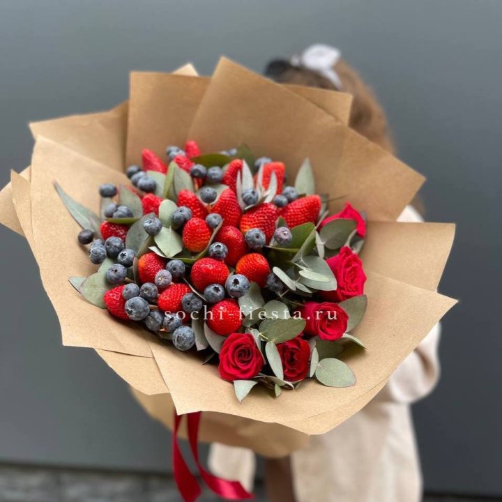 Клубника и голубика с цветами в Иваново