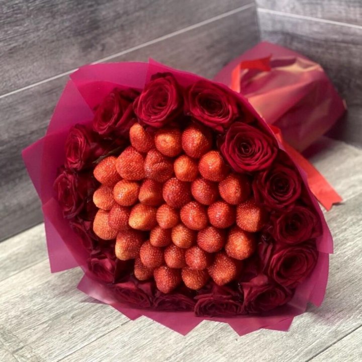 Клубничный букет с розами в Иваново