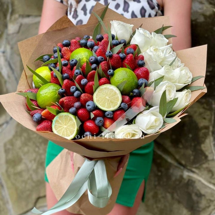 Ягодно-цитрусовый букет с розами в Иваново