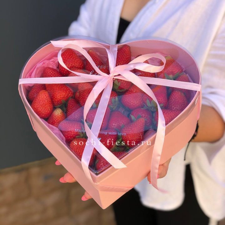 Коробочка сердце  с клубникой в Иваново