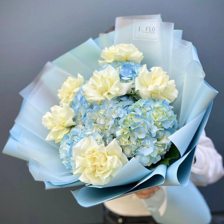  Букет из голубых гортензий и роз  в Иваново