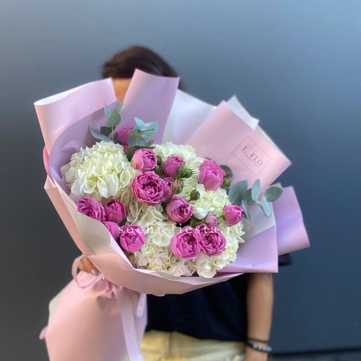 Букет белых гортензий и пионовидных роз  в Иваново