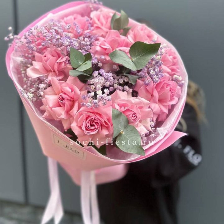 Розовые французские розы с гипсофилой в Иваново