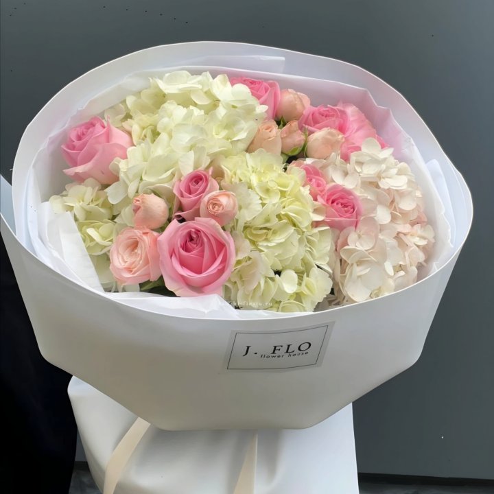  Букет гортензии и роз  "Тиамо" в Иваново