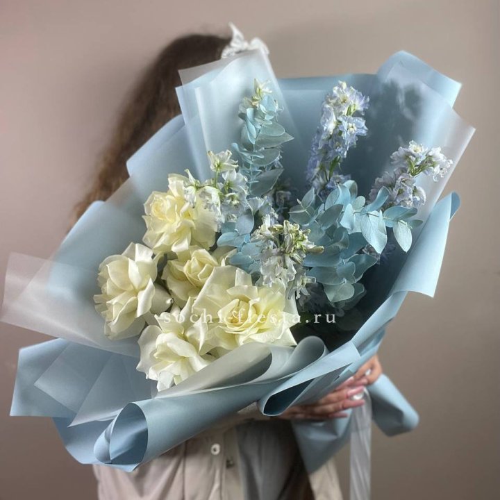 Букет из белых французских роз и дельфиниума в Иваново