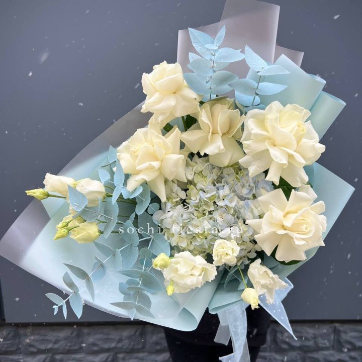 Букет с гортензией и белыми французскими розами в Иваново