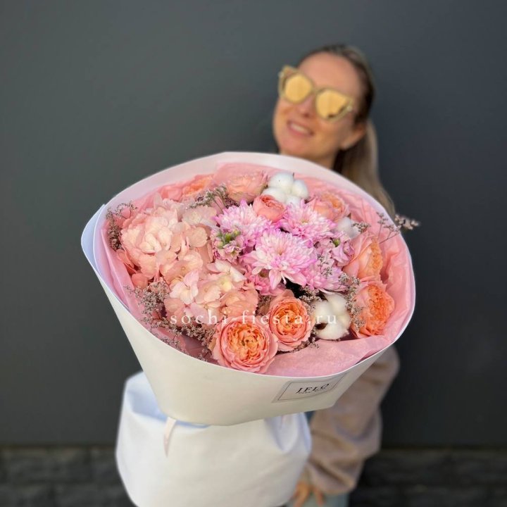 Букет гортензии и кустовых роз  в Иваново