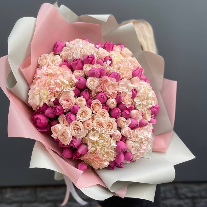 Букет кустовые розы и гортензия в Иваново