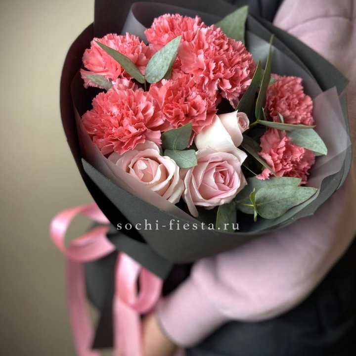 Букет из роз и диантусов "Пенелопа" в Иваново