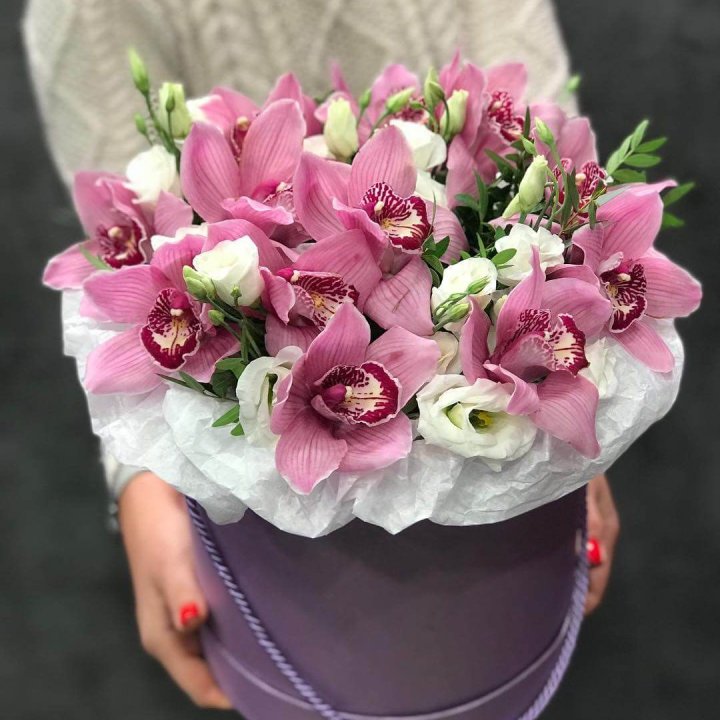 Орхидея и эустома в шляпной коробке в Иваново