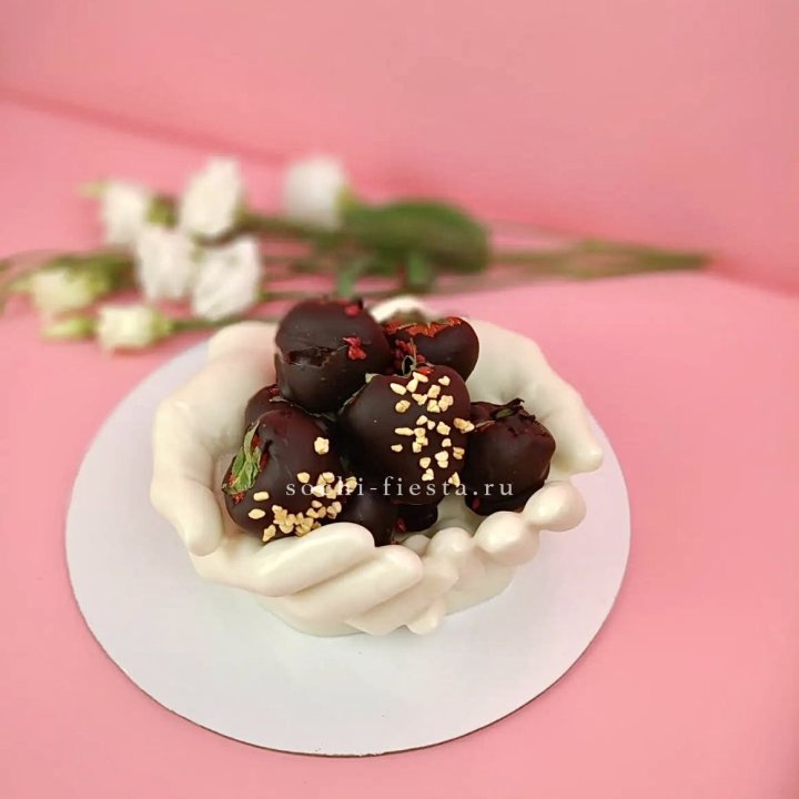 Клубника в шоколаде на шоколадных ладонях  в Иваново