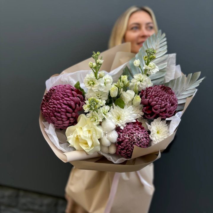 Хризантемы с маттиолой розами эустомой Чика в Иваново