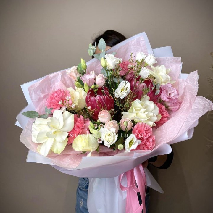 Букет с протеей, розами "Элеонора" в Иваново