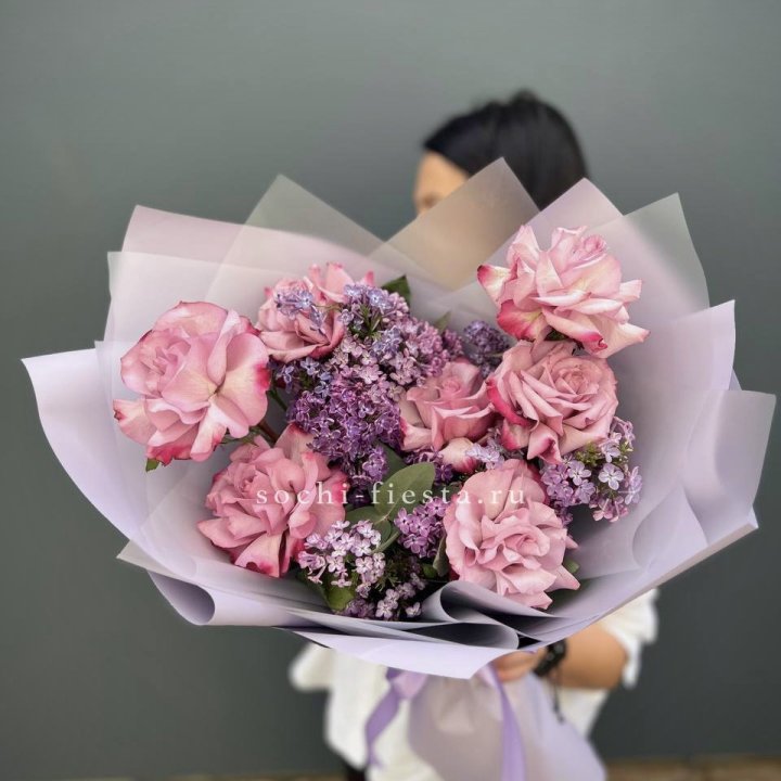 Букет из розовых роз и сирени в Иваново