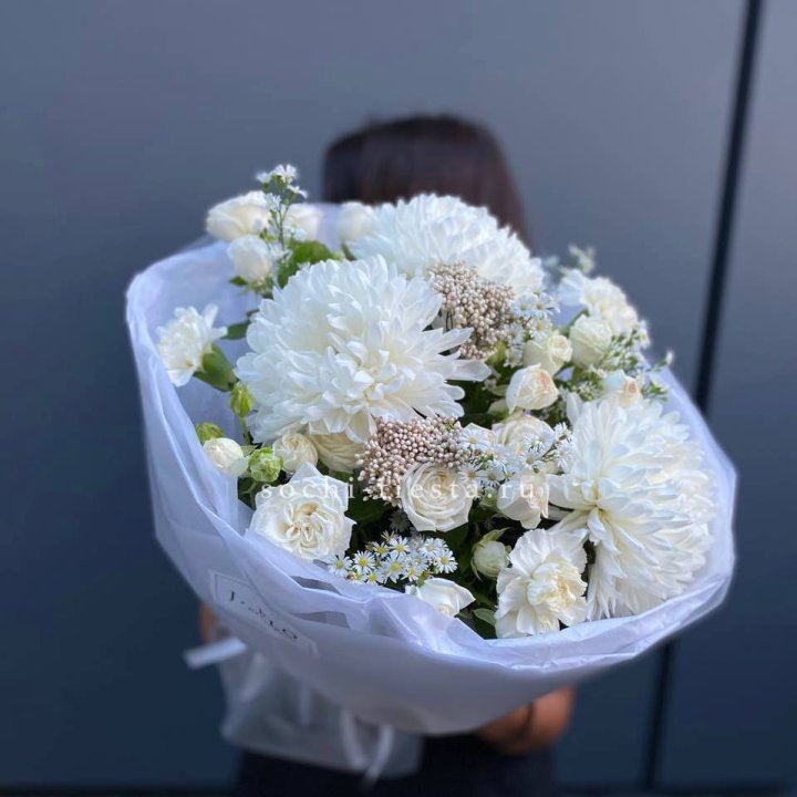 Букет хризантем и роз вайт шотс в Иваново