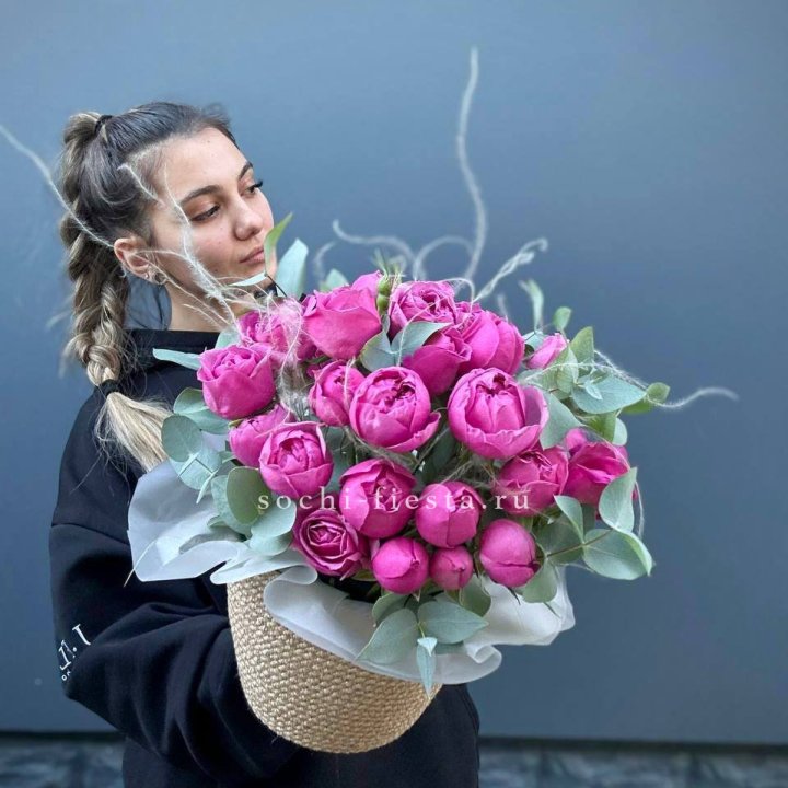 Пионовидные розы  в джутовом кашпо  в Иваново