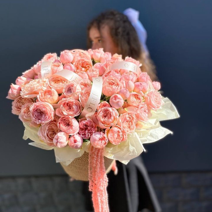 Кустовые розы Джульетта в джутовом кашпо в Иваново