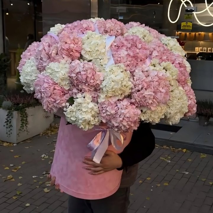 Дизайнерский цилиндр с гортензиями  в Иваново