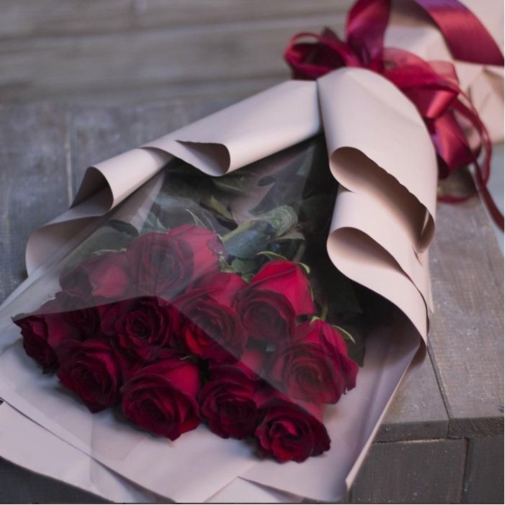 11 голландских роз в оформлении в Иваново