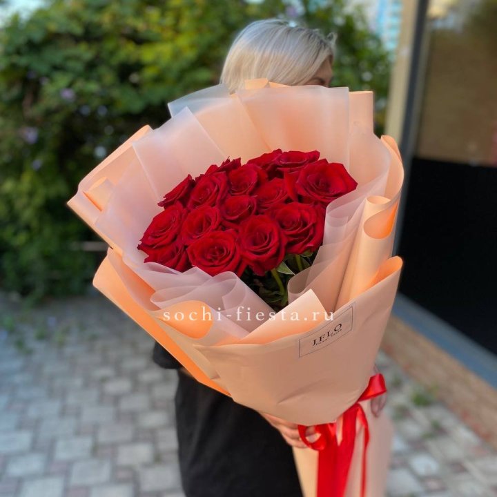 15 голландских роз в оформлении в Иваново