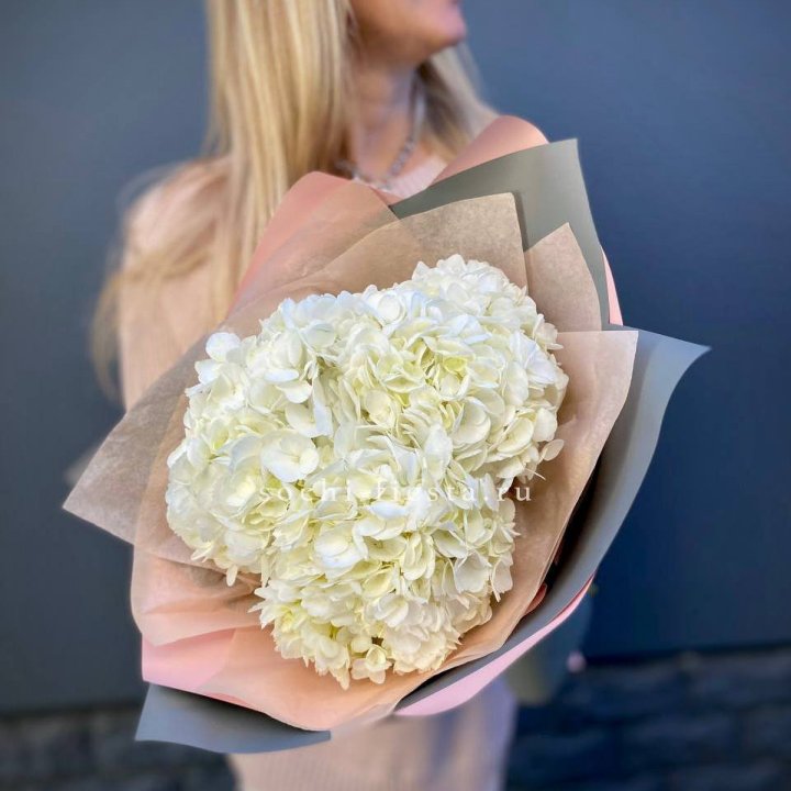 Букет из трёх белых гортензий в Иваново