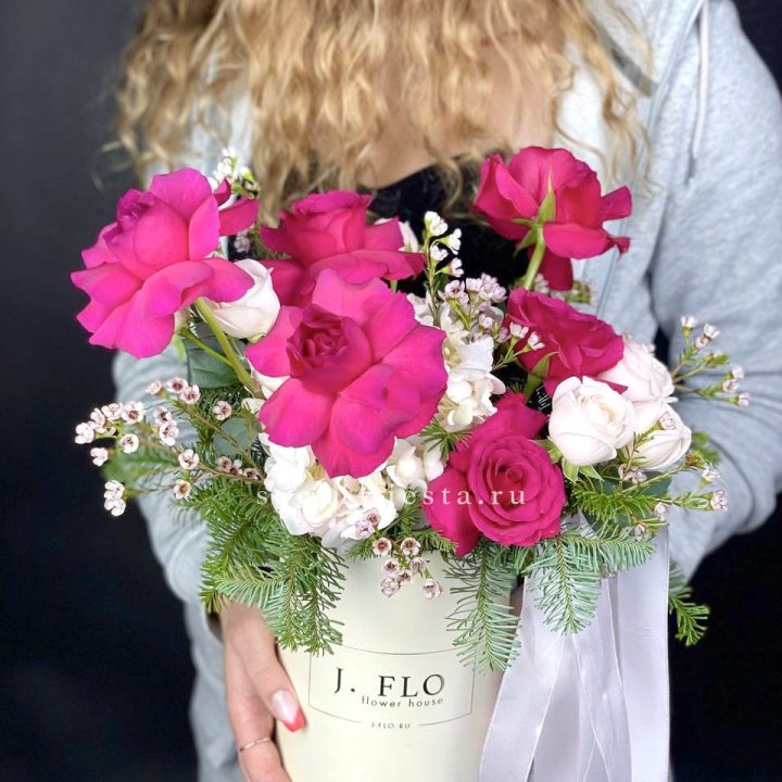 Новогодняя композиция в коробке пинк розе в Иваново