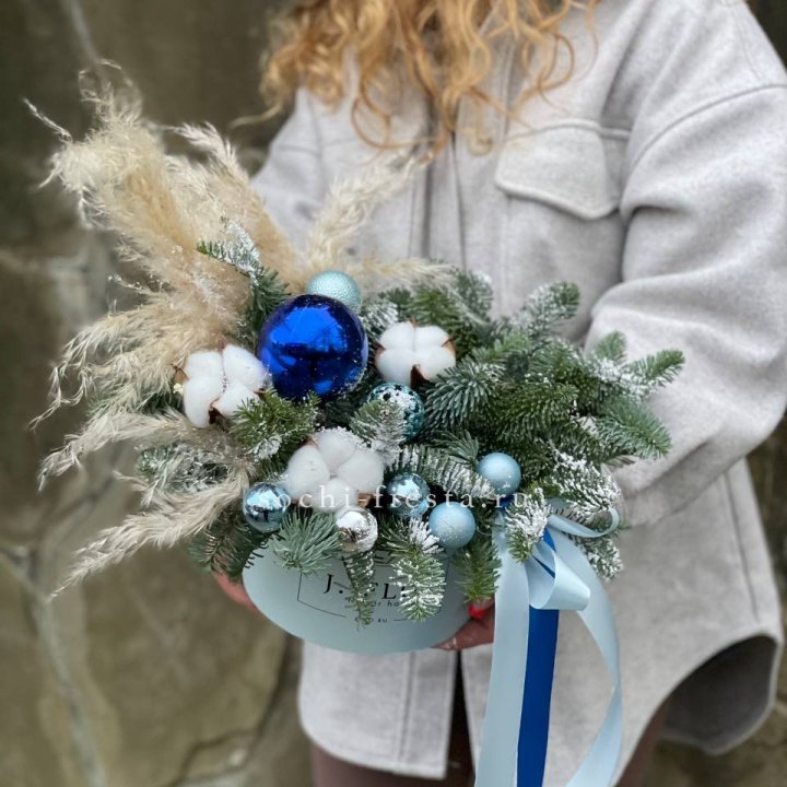 Новогодняя композиция в коробке блю в Иваново