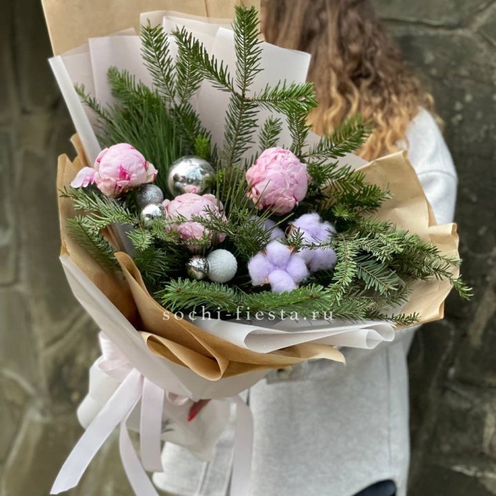Новогодний букет с пионами  в Иваново