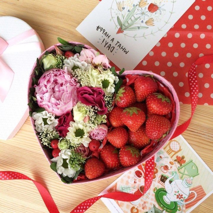 Бокс с клубникой и цветами в Иваново