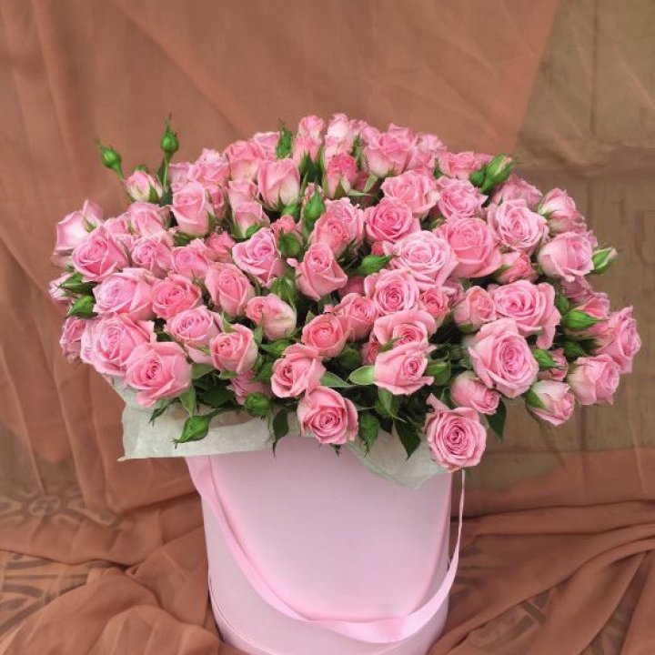 Кустовые розы в коробке в Иваново