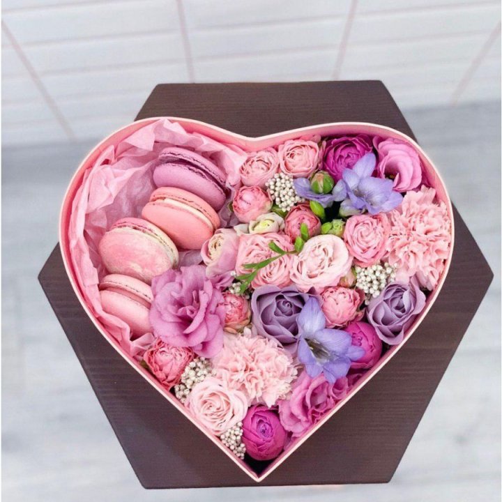 Бокс-сердце с макаронс  в Иваново