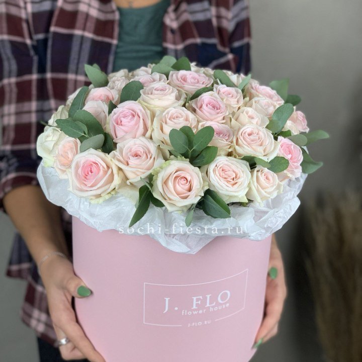 35 розовых роз в цилиндре в Иваново