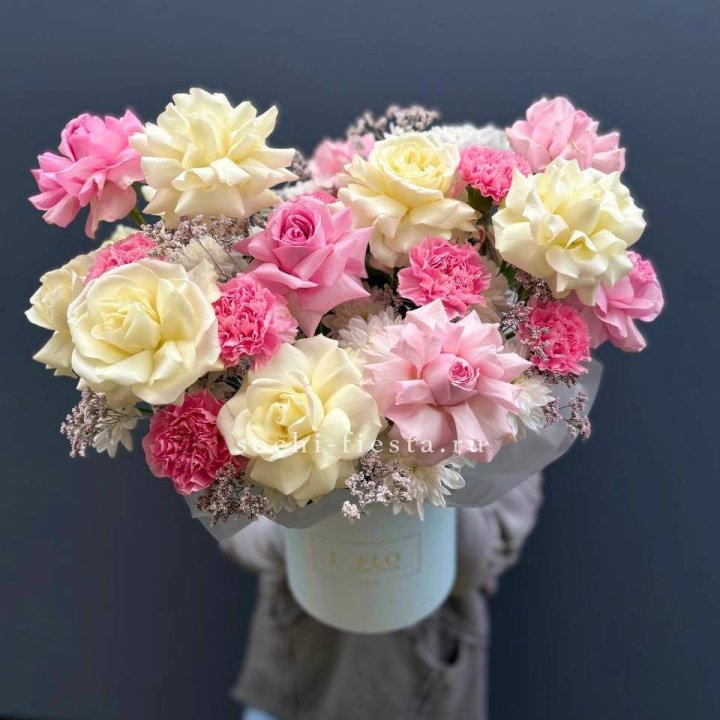 Коробка французских роз и диантусов "Бони" в Иваново