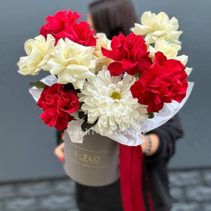 Французские розы с хризантемой в боксе в Иваново