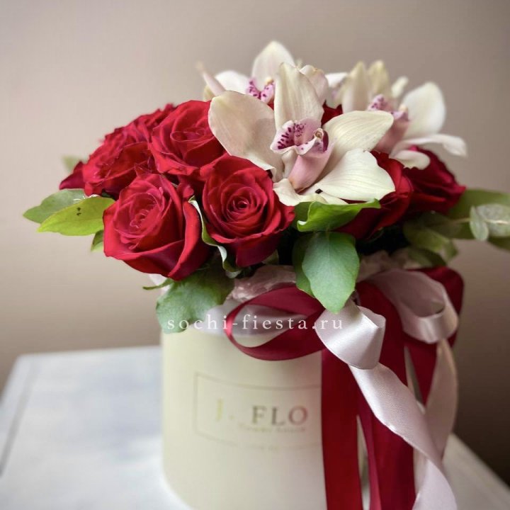 Розы и орхидеи в боксе в Иваново