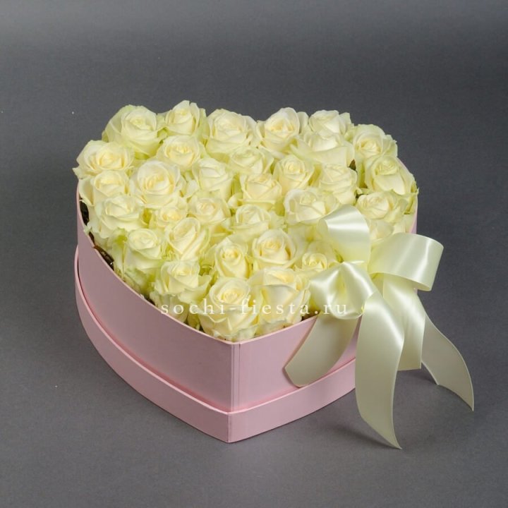 35 белых роз в коробке "Сердце" в Иваново