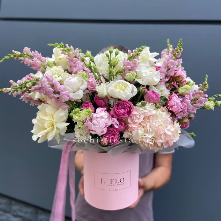 Дизайнерский цилиндр с пионами "Саманта" в Иваново