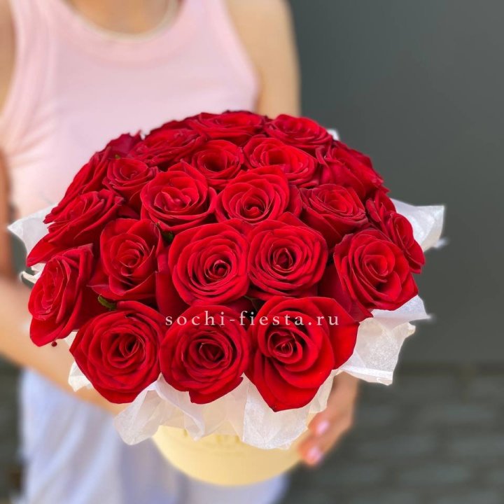 Красные розы в цилиндре в Иваново