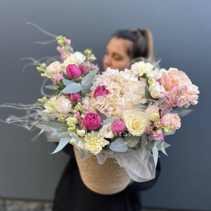 Цветочная композиция в джутовом боксе  в Иваново