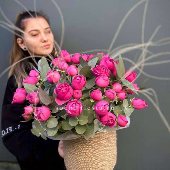 Пионовидные розы Мисти Бабблс в джутовом кашпо в Иваново