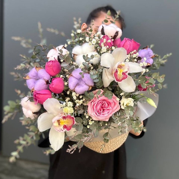 Орхидея и розы в джутовом кашпо в Иваново