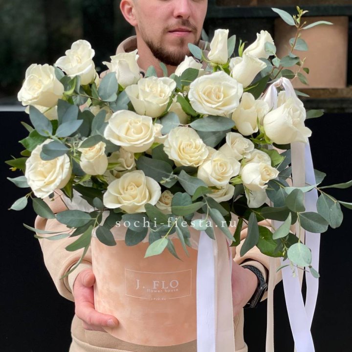 41 белая роз в бархатном боксе в Иваново