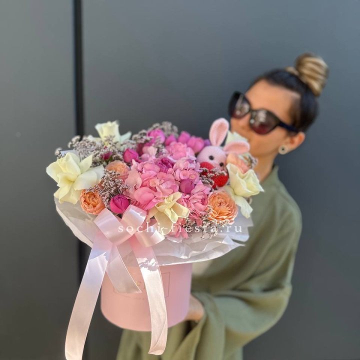 Дизайнерский цилиндр с игрушкой "Лола" в Иваново